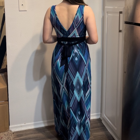 V-neck maxi-dress with attached tie back. - Picture 4 of 5